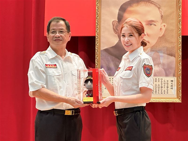 李燕敬佩打火英雄
