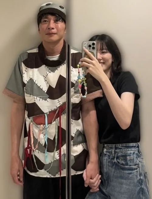 永野芽郁与田中圭牵手自拍照