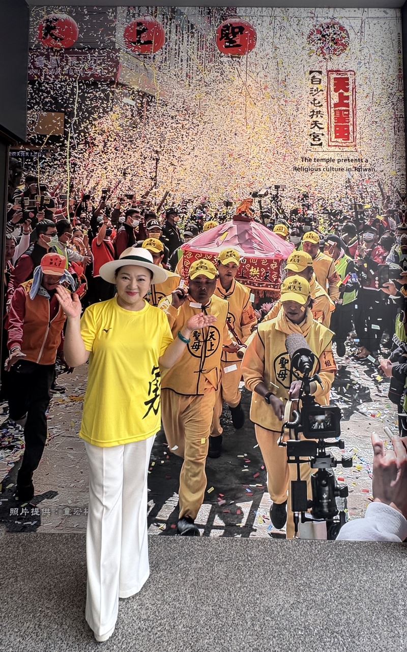 白冰冰前往白沙屯拱天宮還願