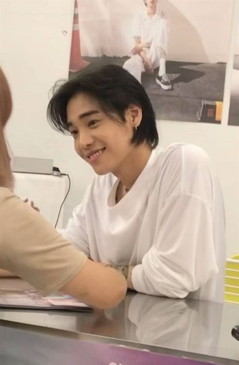 粉絲回顧鄭帝元簽售會的影片