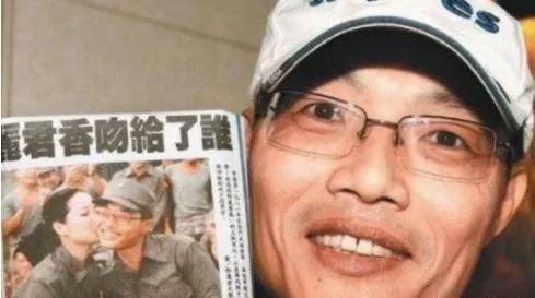 鄧麗君基金會2013年找到薛進友，分享香吻照片與大合照