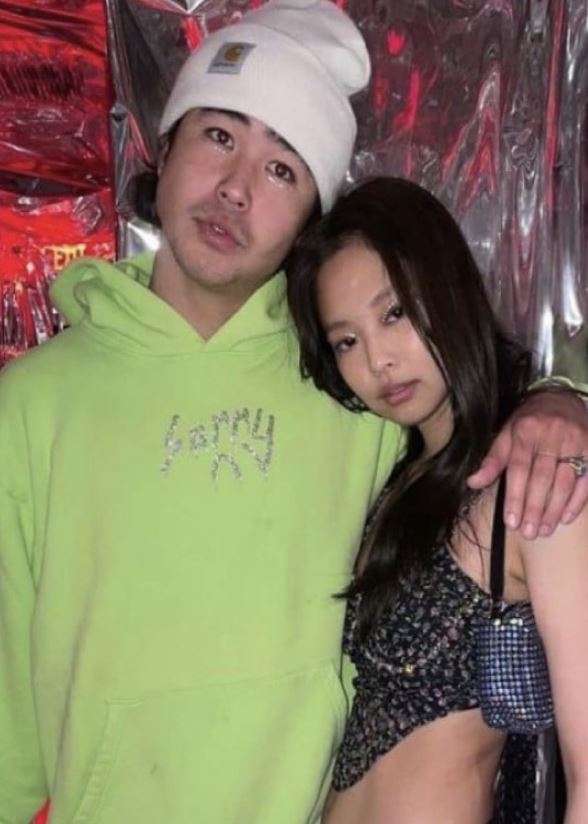 Jennie与Nico Hiraga在温哥华牵手散步