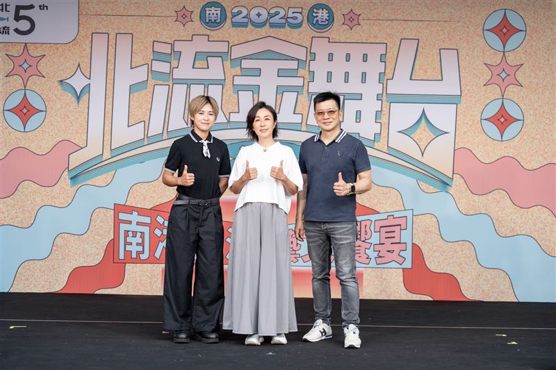 王彙筑、黃韻玲、陳子鴻合影