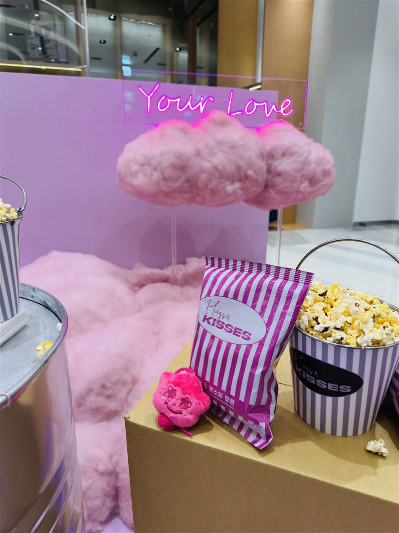 Your Love裝置藝術與Hugs & Kisses主視覺