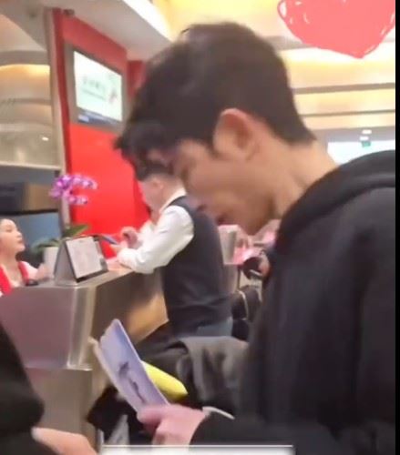于朦朧生前直播畫面中的閃躲動作