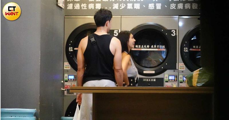 自助洗衣店的甜蜜瞬間