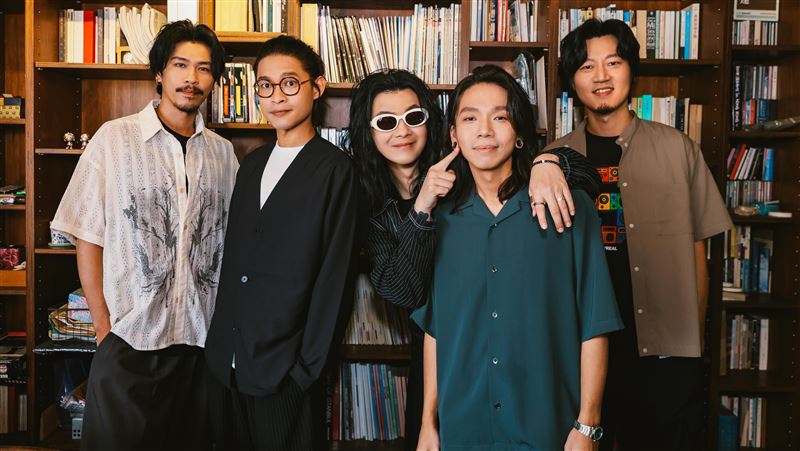 麋先生新單海報與樂團成員合影