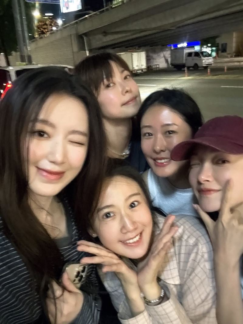 叶舒华带方志友等人游南韩