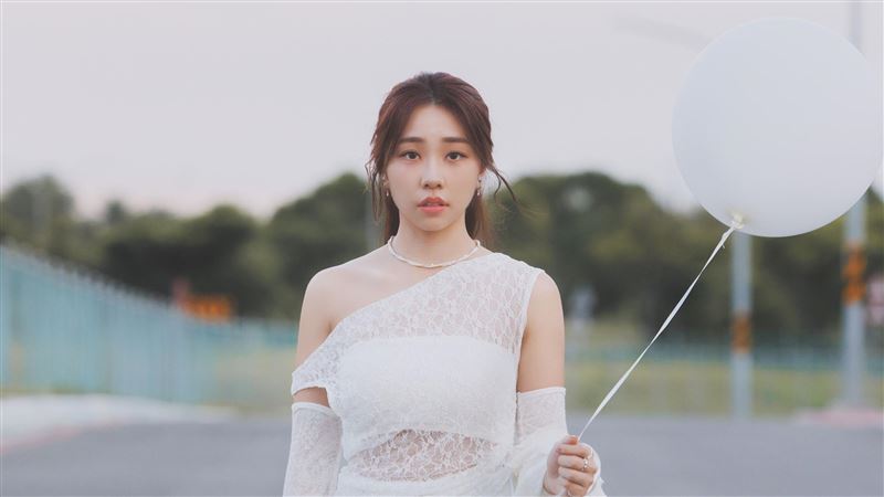 艾薇新單曲封面與現場