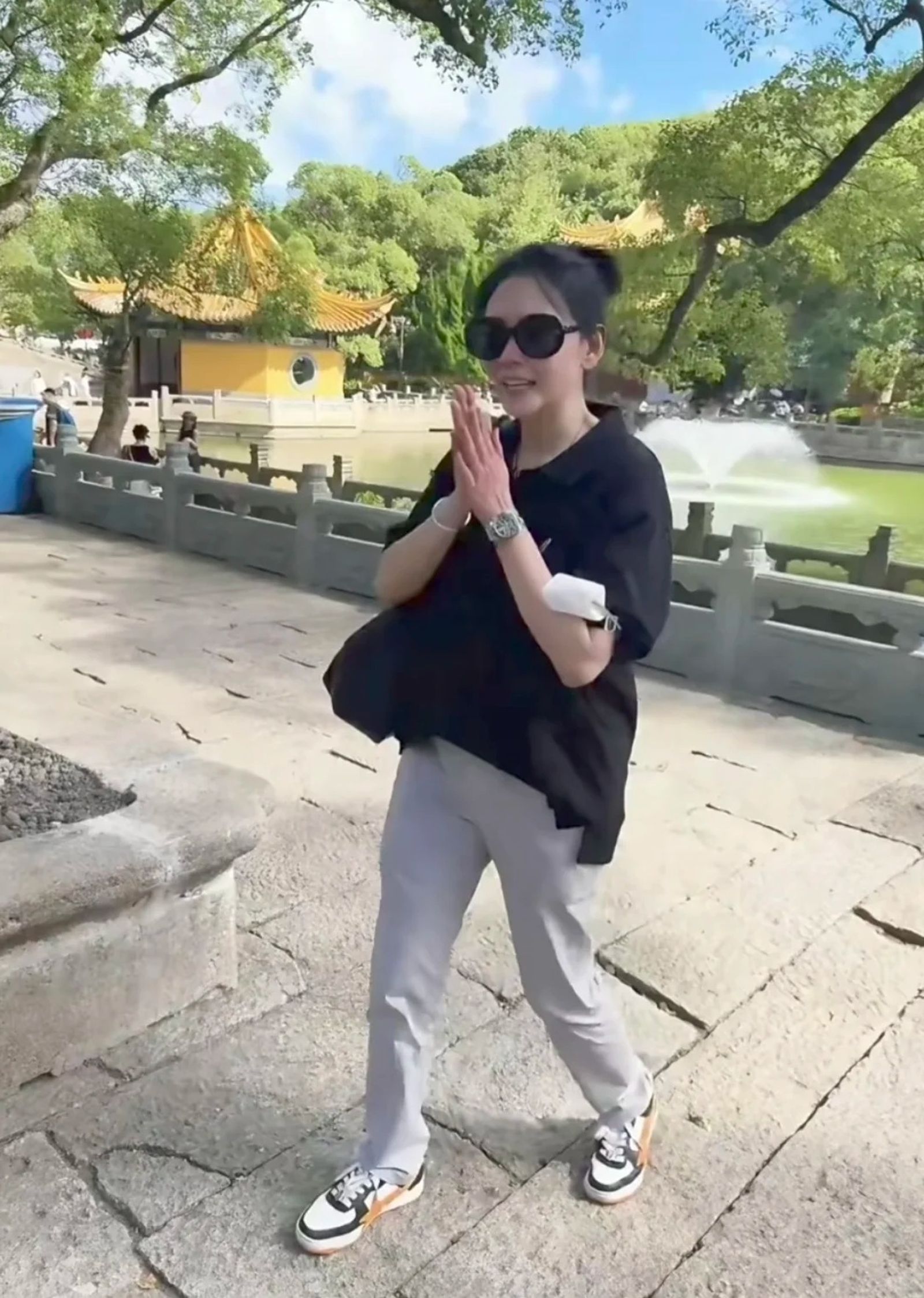 邱淑貞双手合十，劳力士成焦点