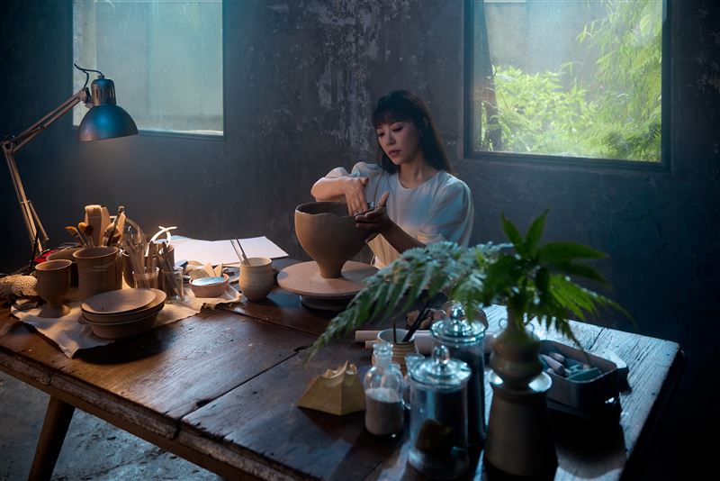 丁噹獻聲電影《泥娃娃》同名主題曲