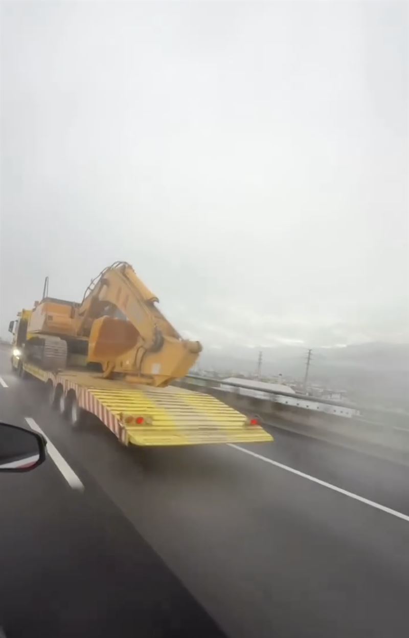 緊急派遣300型怪手
