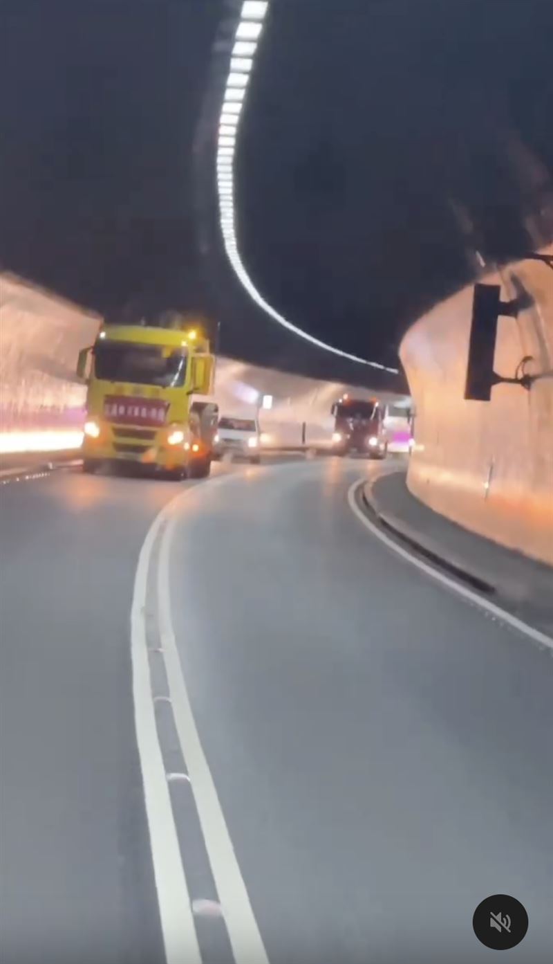 雪隧開放救災大型車隊通行
