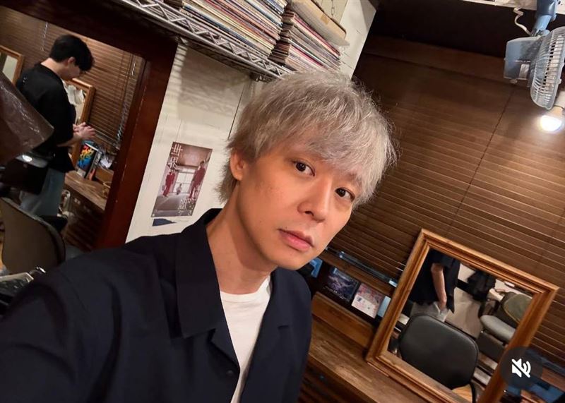 朴有天銀白髮亮相照片