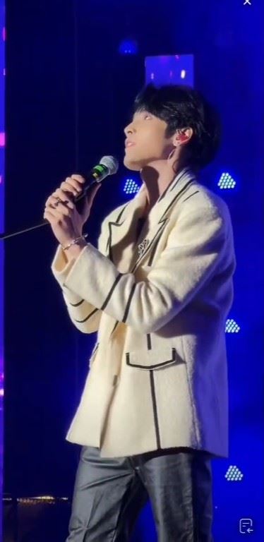 居來提悼念于朦朧的演唱場景