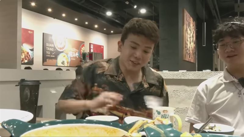孫生現場丟冰塊畫面