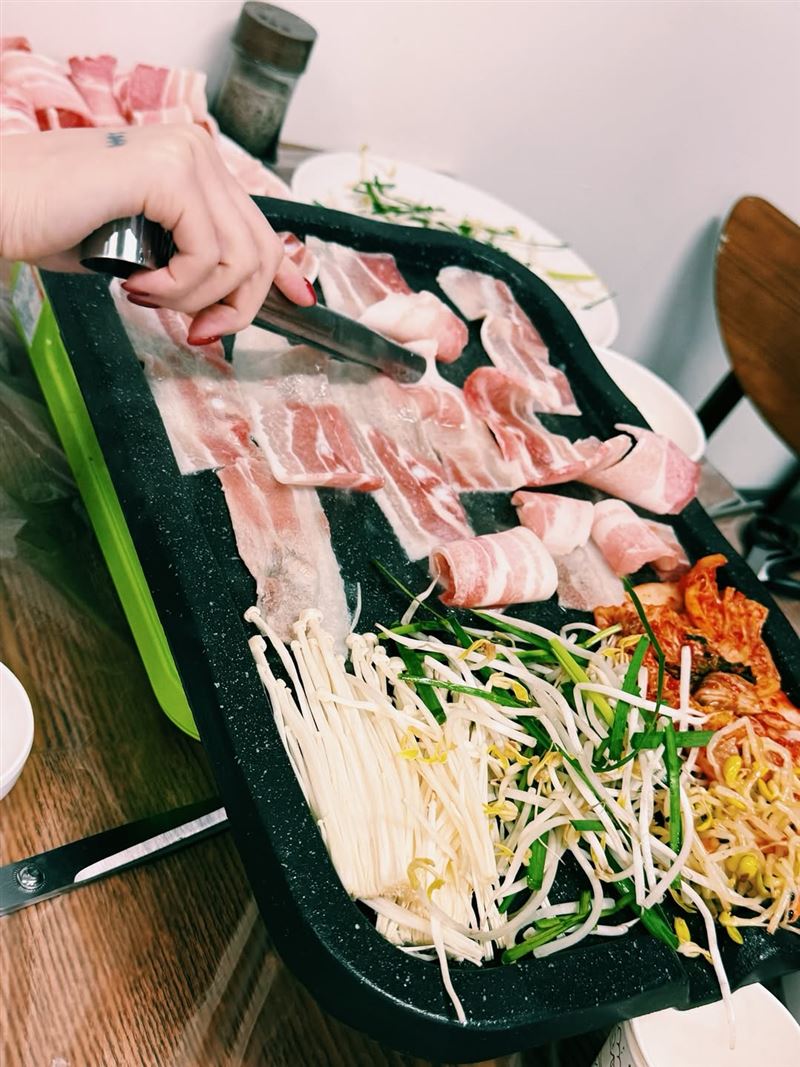 燒肉桌上的手刺青