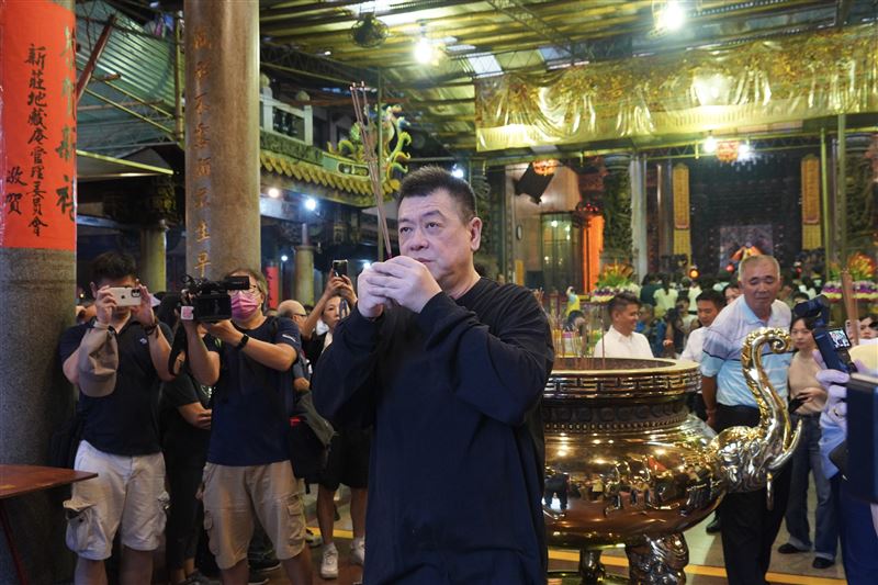 孙德榮在地藏王菩萨前为于朦朧伸冤