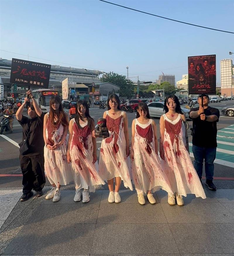 白衣染血女子捧泥娃娃現身