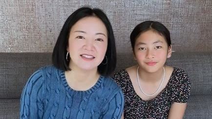 阿雅与女儿的幸福瞬间