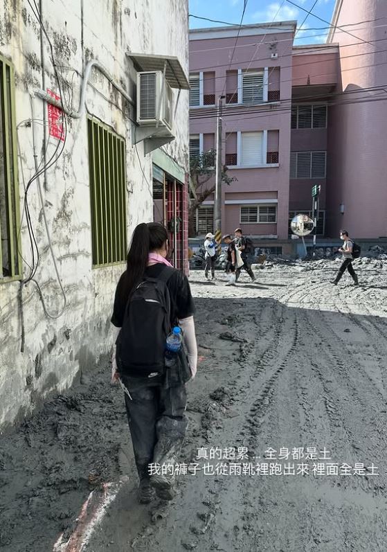 俐蓁幫忙賑災手腳都起水泡