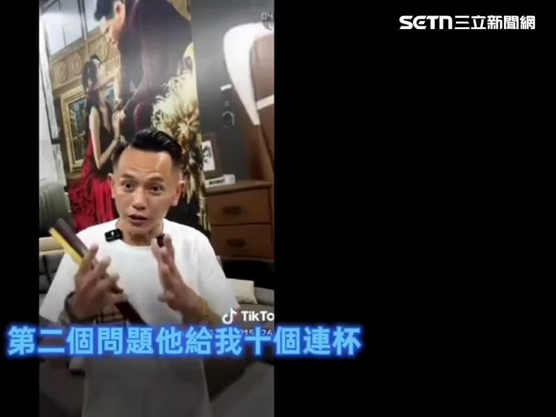 AJ哥在直播時擲筊，聲稱連續10聖杯（圖／讀者提供）