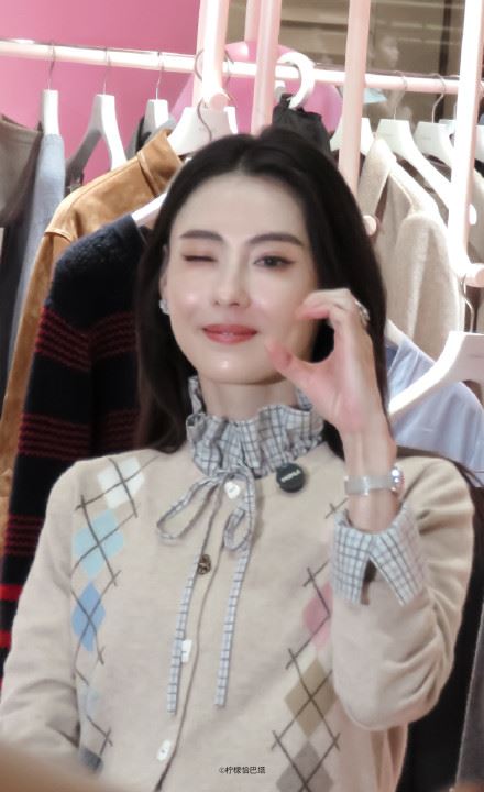 如今45歲的張柏芝仍美麗動人