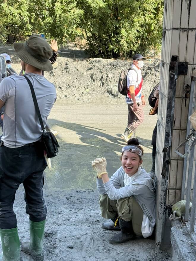 在災區工作的民眾與志工