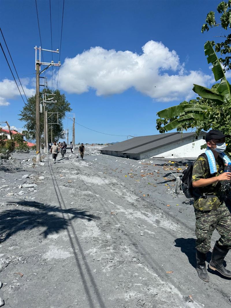 瑟七驚覺道路竟是原屋頂位置