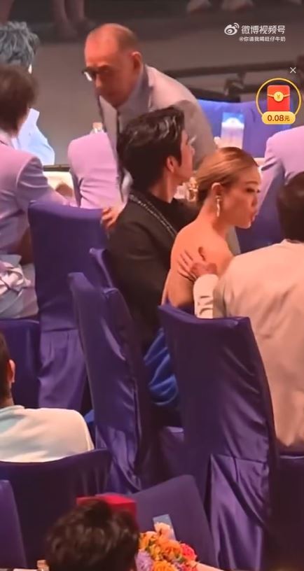 成龙手触容祖儿背部的画面