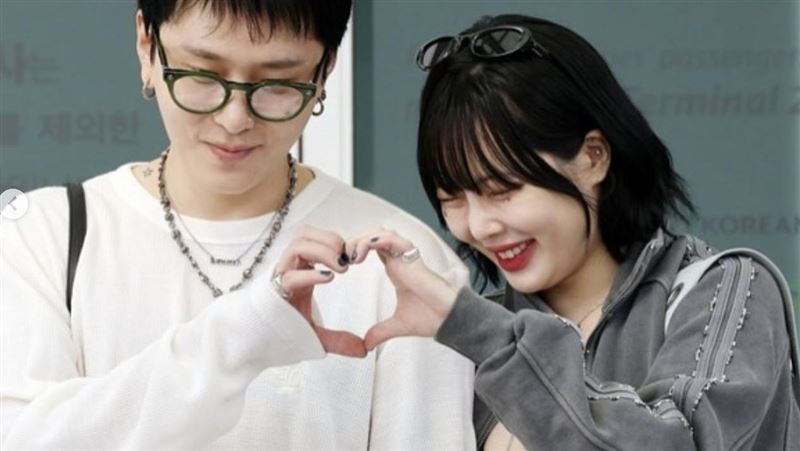 泫雅与龙俊亨在机场的合照