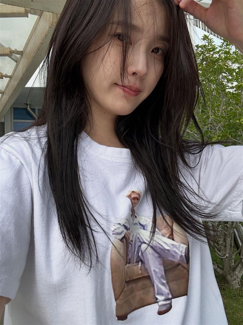 IU穿着AKMU哥哥李燦赫周边衣服
