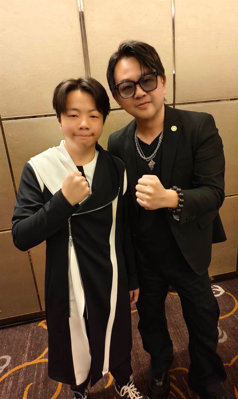蘇震洋與14歲兒子交流音樂