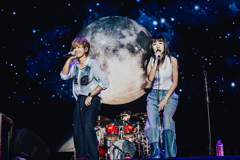 鼓鼓與白安合唱