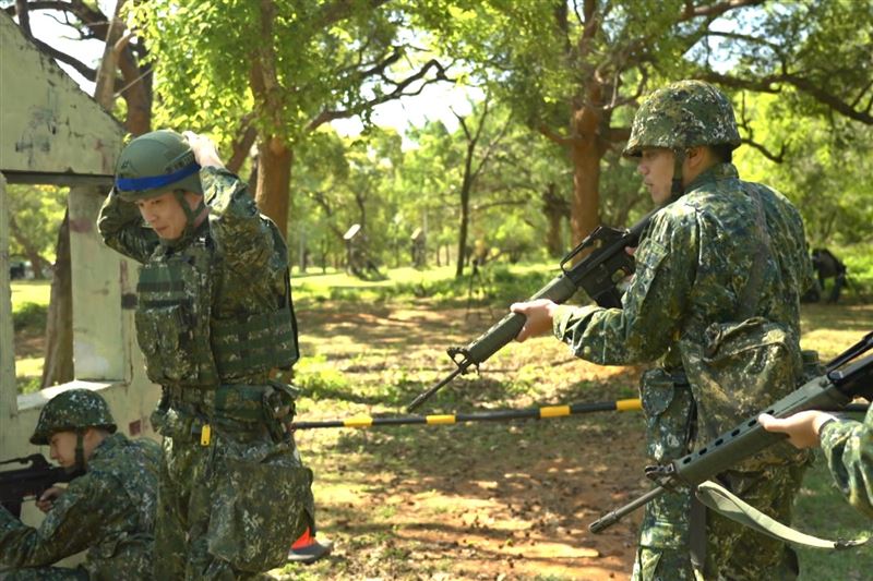 黃鐙輝(左)扮演可疑人物被星兵黃恩賜(右)制伏。