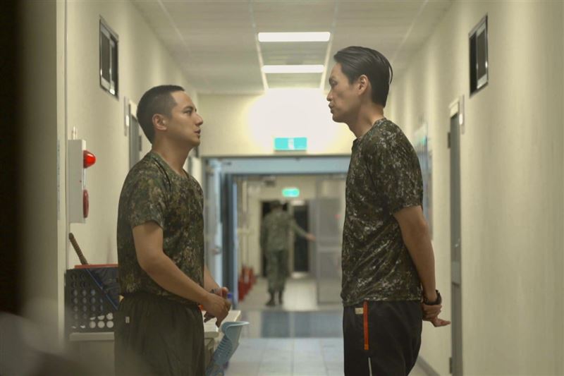 星兵曾子余跟黃鐙輝（右）表達萌生退意。