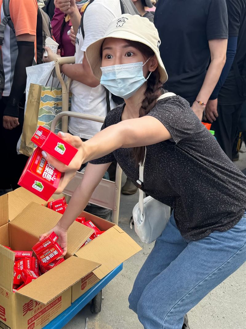 林莎幫忙發送肥皂