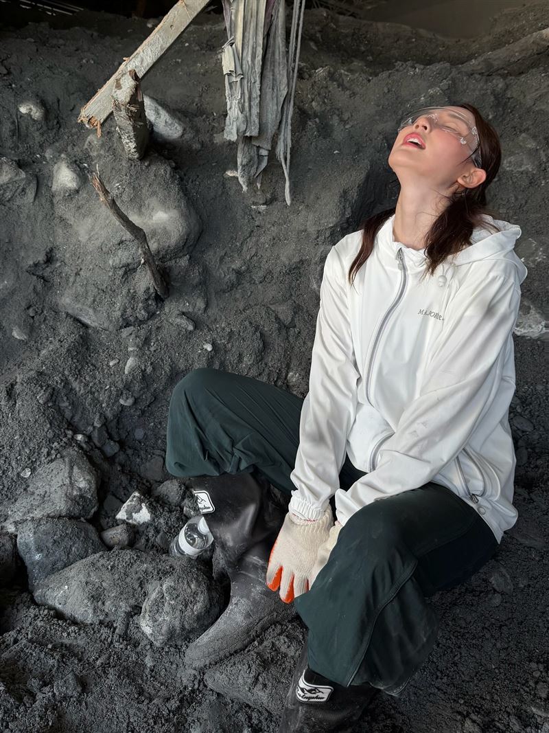 林莎在砂石堆中休息