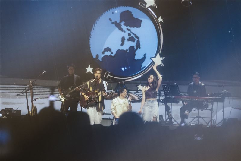 歌迷敲碗告五人唱進北京鳥巢。