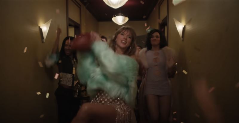 MV中泰勒絲接住橄欖球的橋段