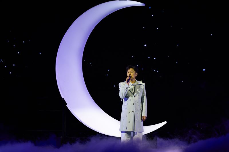 張信哲演唱會現場粉絲求婚