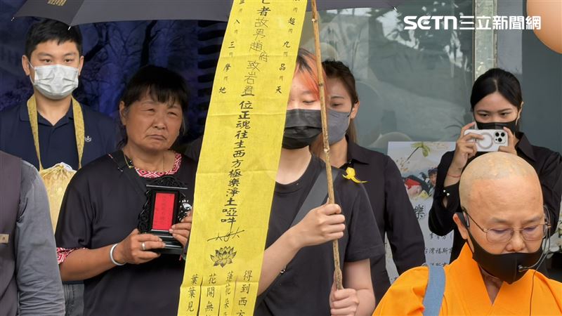 陳嘉齡捧著愛子牌位，走過母子25年的路程