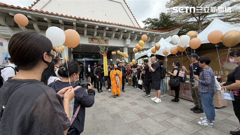 靈堂外五顏六色的氣球