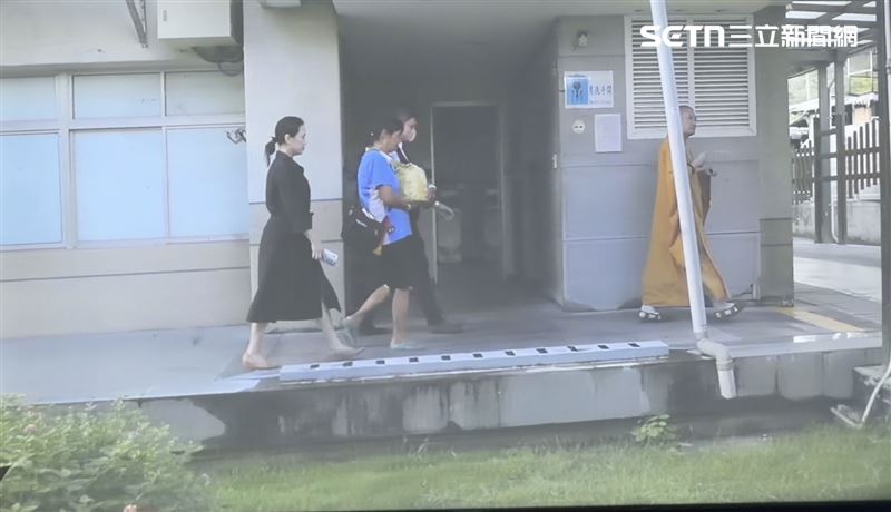 仗棺後的骨灰罈與母子間的告別