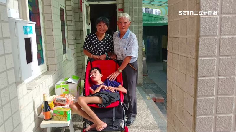 腦麻兒小比離世,超跑媽媽淚別