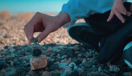 MV中石頭堆紀念場景