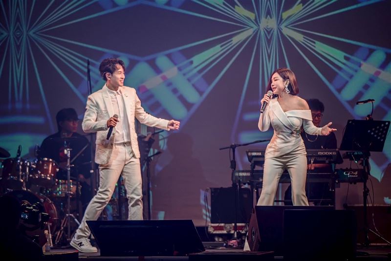 陳謙文與方馨演唱兩人對爸爸回憶的歌曲「一路上有你」、「海鷗」。(圖/葡萄長文創工作室提供)