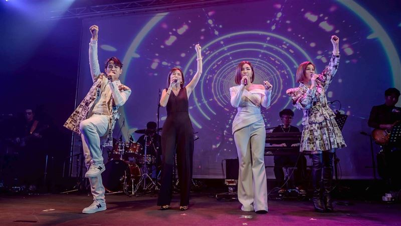 陳謙文、簡沛恩、陳美鳳、方馨合唱「巨續」。(圖/葡萄長文創工作室提供)