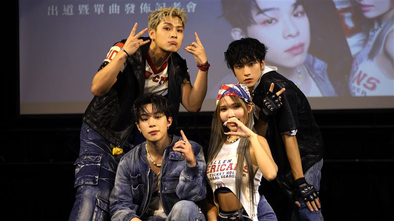 出道記者會現場合影