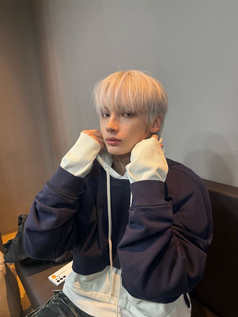 休寧凱與女子互動畫面